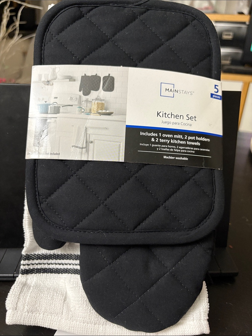 Mainstays Black Quilted 5-Piece Kitchen Set with Towels
